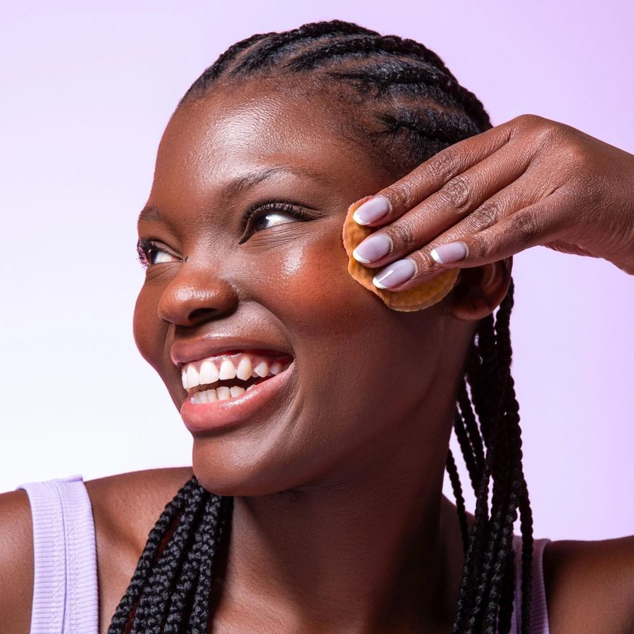 Les soins de la routine Daily Glow appliqués au quotidien