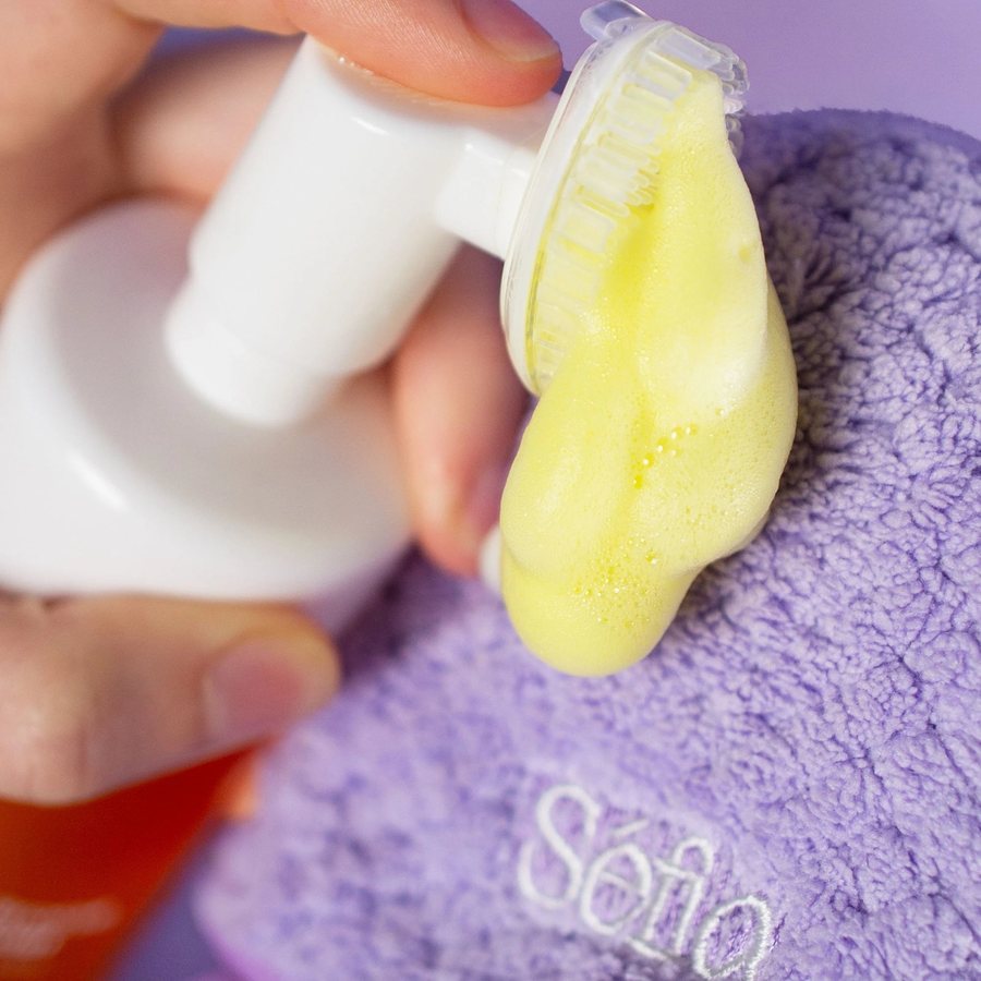 Le Nettoyant Éclat au Curcuma et sa brosse intégrée