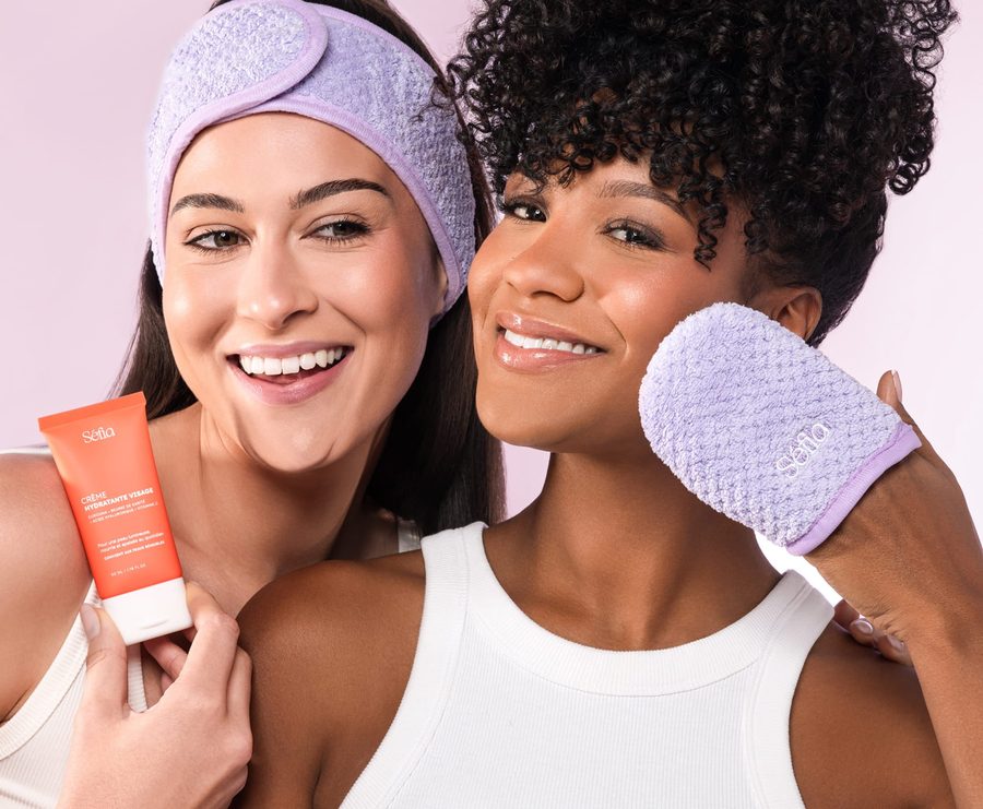 Deux clientes Séfia, bandeau et gant lilas, avec la Crème Hydratante